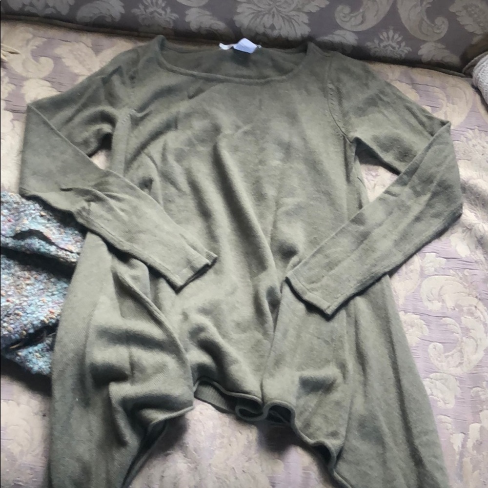 Cute long sleeve green top